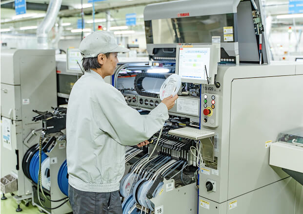 汎用部品マウンタ実装データ作成している写真