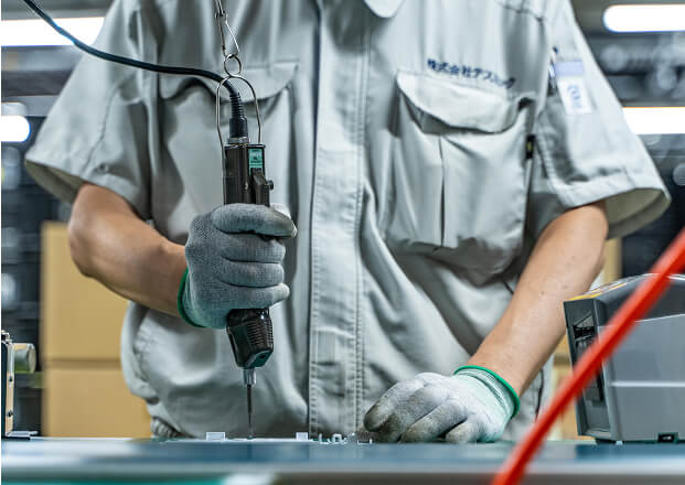 組立作業をしている写真