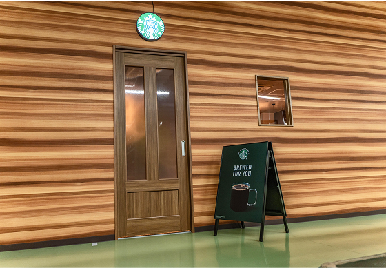 スターバックスの入り口の写真